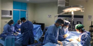 Ang mga boluntaryong doctor ng World Surgical Foundation habang nagsasagawa ng libreng operasyon sa operating room ng Romblon Provincial Hospital sa bayan ng Odiongan. (Larawan ni Beth Marasigan/WSF)