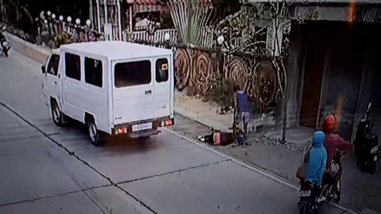 Estudyanteng naglalakad sa gilid ng kalsada, nahagip ng L300 van