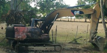 Backhoe ng isang construction firm, nasunog