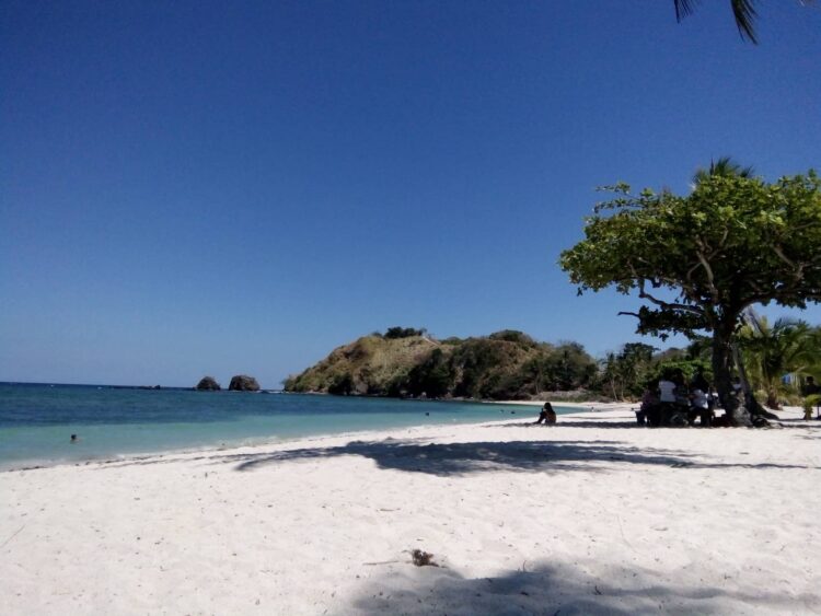 Tourists flock to beaches on Black Saturday