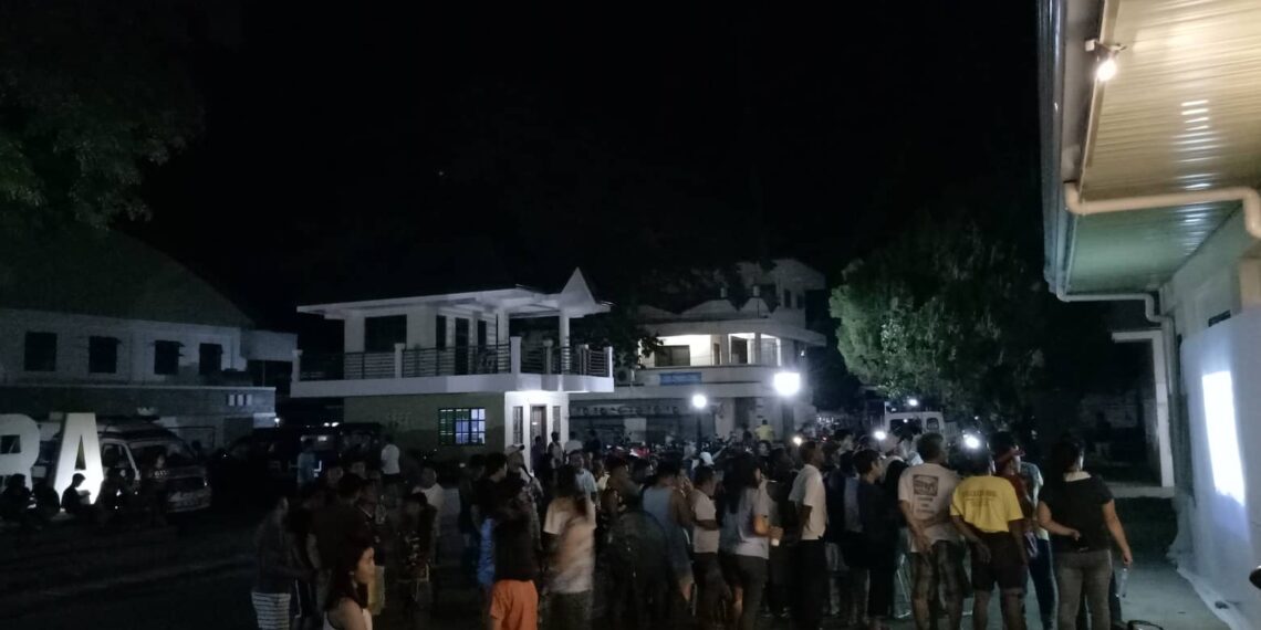 LOOK: Mga nag-aabang ng Election Results sa Alcantara, dagsa sa Munisipyo