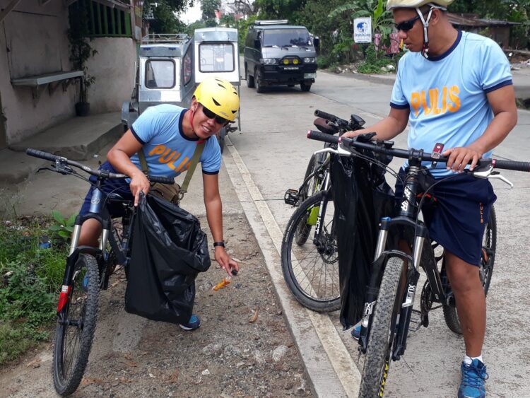 Mga pulis sa Odiongan, nangulekta ng basura habang nagbibisekleta