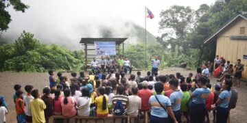 Police visit IPs in Sibuyan; donates clothes, foods to families
