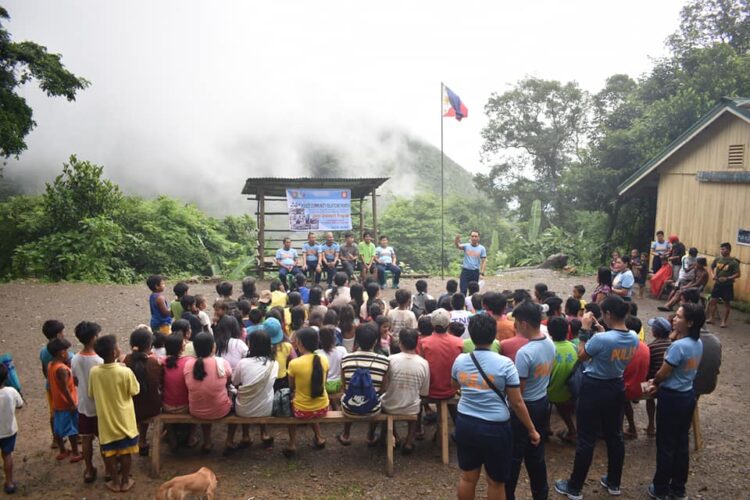 Police visit IPs in Sibuyan; donates clothes, foods to families