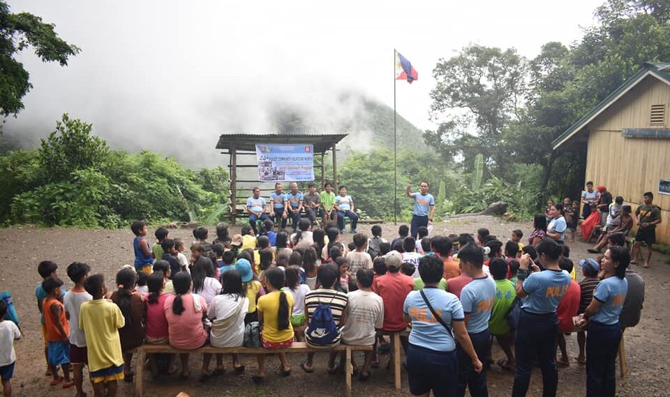 Police visit IPs in Sibuyan; donates clothes, foods to families