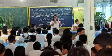 Hinihikayat ni Anita R. Morales (nakatayo sa harapan), focal person on high value crops and development program, Office of the Municipal Agriculturist, ang lahat ng mga mag-aaral at guro sa Romblon na mas lalo pang tutukan ang programa na