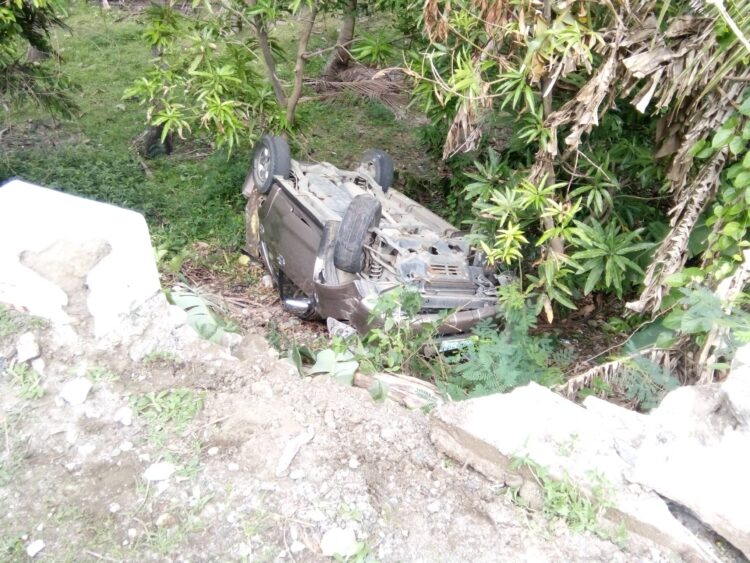 SUV bumaliktad matapos mahulog sa bangin sa Alcantara