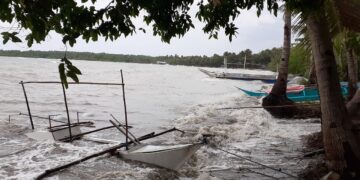 Bangka, sinira ng malalakas na alon sa Ferrol