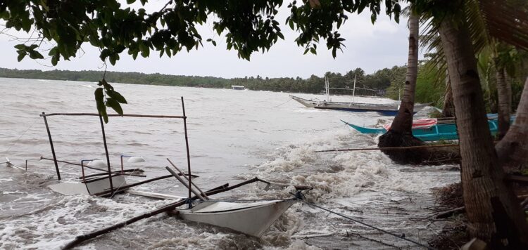 Bangka, sinira ng malalakas na alon sa Ferrol