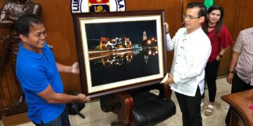 Romblomanon hands Manila Mayor Isko Moreno a framed photograph of Manila City Hall