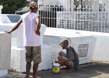 Mga naglilinis ng puntod, nagsimula nang pumunta sa sementeryo