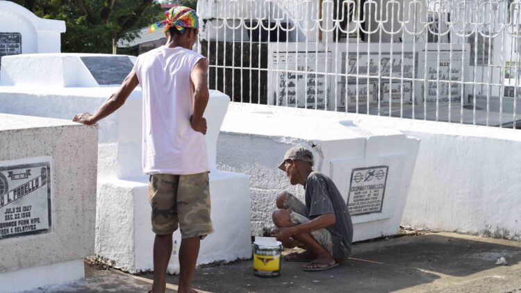 Mga naglilinis ng puntod, nagsimula nang pumunta sa sementeryo