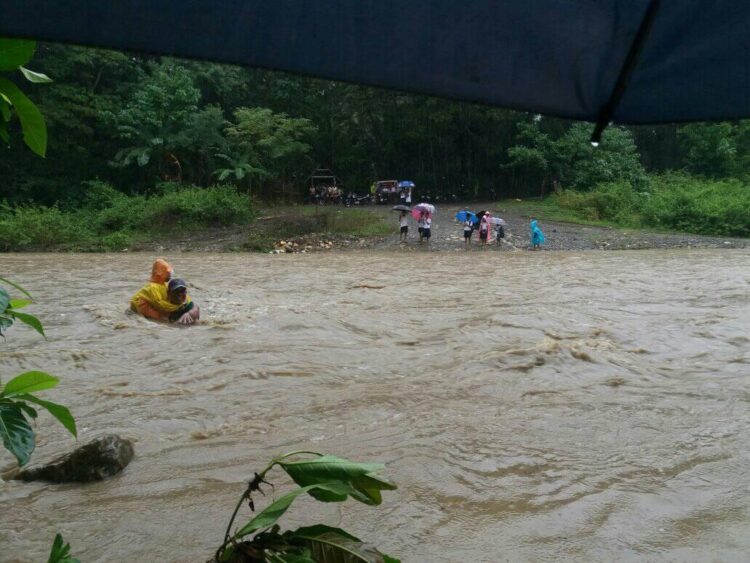 Mga estudyante sa Tuburan ES, pahirapan sa pagtawid sa ilog