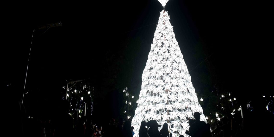 Christmas Village sa Looc na gawa sa 1,000+ na parol, pinailawan