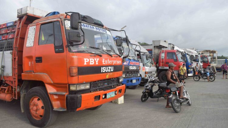 Mga overloaded trucks, pinayagan ng sumakay ng barko ng PPA