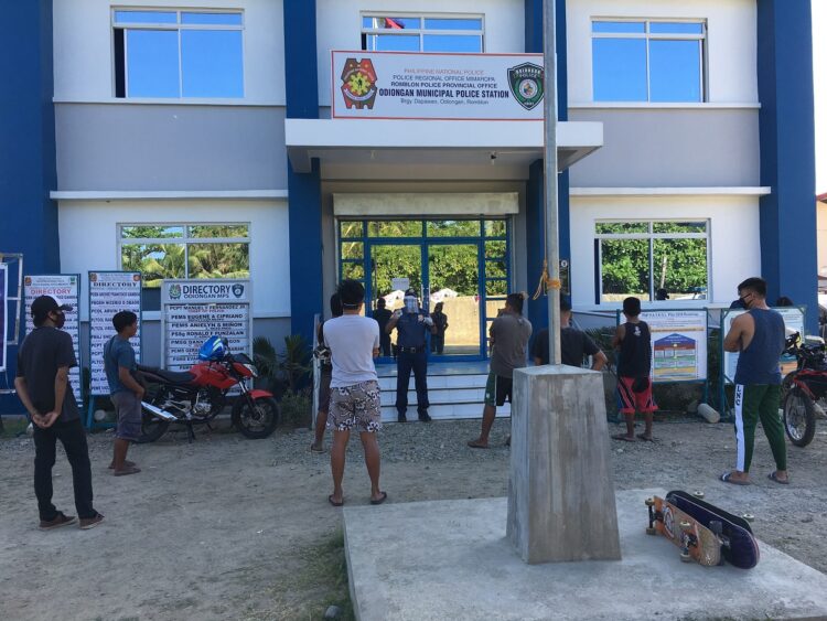 Mga lumabas ng walang dalang home quarantine pass sa Odiongan, Romblon pinagaaresto