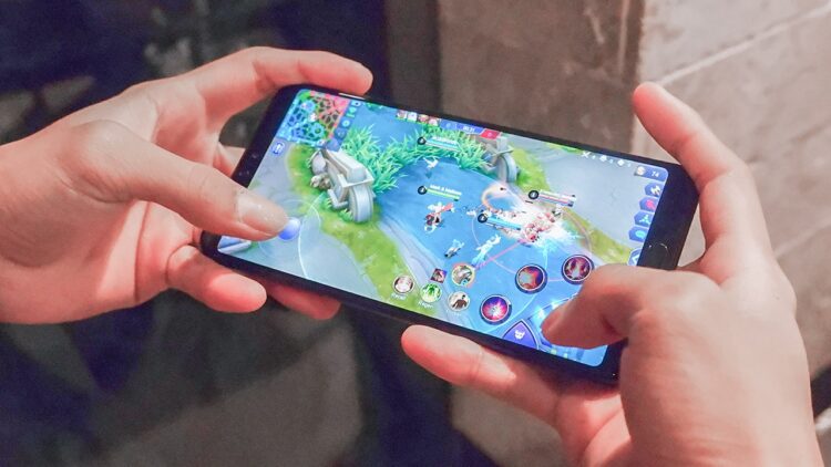 3 naglalaro ng Smartphone sa gilid ng kalsada, sinalpok ng motorsiklo sa San Agustin