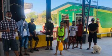 Stranded foreign tourists in Romblon help locals affected by ECQ