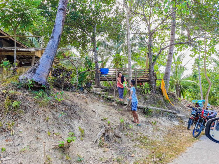 Tau Gamma Phi frat distributes relief goods in Odiongan