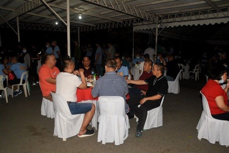 Kuha nina NCRPO chief Maj. Gen. Debold Sinas, sampu ng kanyang mga tauhan, sa isang birthday salo-salo kahit na ipinagbabawal ang "mass gatherings." | Release/PIO NCRPO