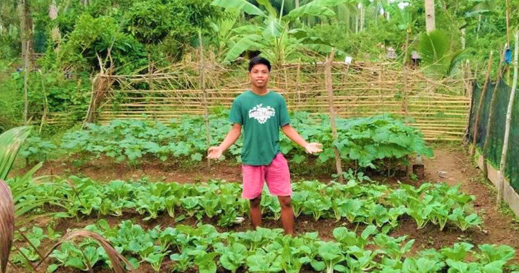 Pagtatanim ng gulay, ibinida ng teen vlogger sa Romblon