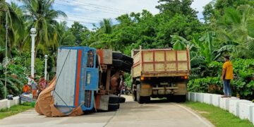 Truck na puno ng semento, tumagilid sa San Andres
