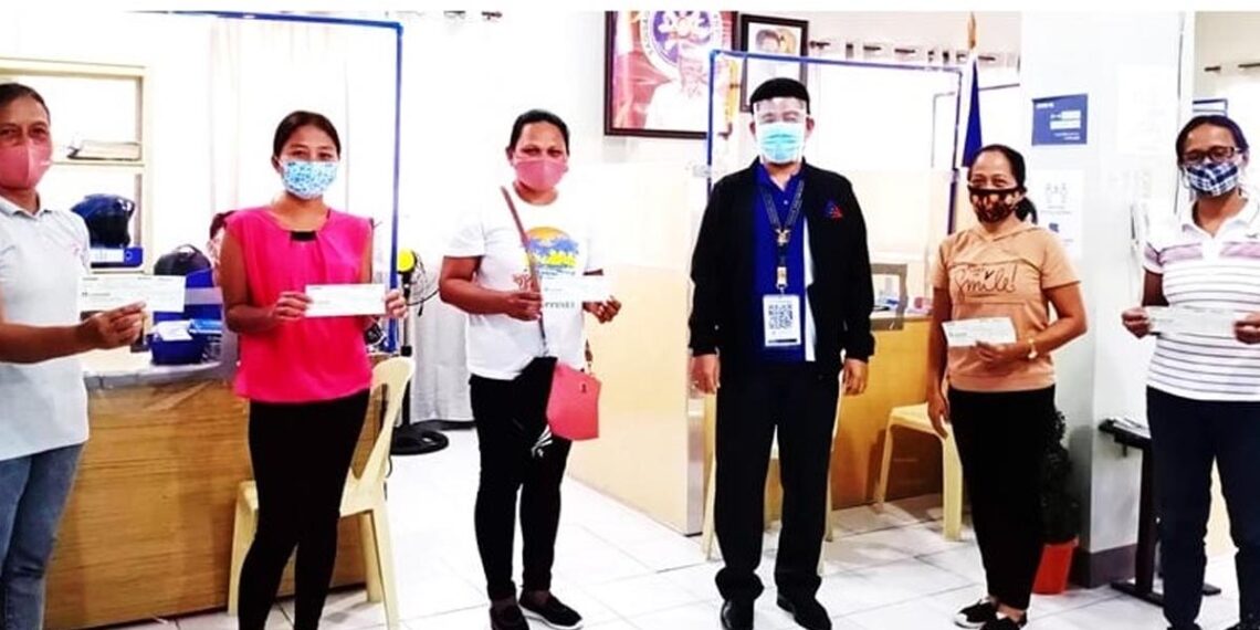 Iginawad ni DOLE Romblon Provincial Regional Director Carlo B. Villaflores (pang-apat mula sa kaliwa) sa mga Barangay Treasurers ng barangay Sampong, Bachawan, San Vicente, Calabasahan at Poblacion ang tseke ng TUPAD bilang pasahod sa mga manggagawang benepisyaryo sa bayan ng Concepcion. (Larawan mula sa DOLE Mimaropa)