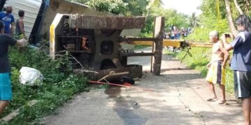 Truck na may kargang backhoe, nawalan ng preno tumagilid, pahinante, patay