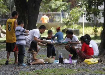 FAMILY TIME. A family enjoys their picnic at the Luneta Park in Manila in this file photo. Malacañang has suspended work in government offices in the Executive Branch on Monday (Sept. 28, 2020), 3:30 p.m. onwards to allow government workers and their families to celebrate Kainang Pamilya Mahalaga Day. (PNA photo by Avito C. Dalan)