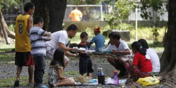 FAMILY TIME. A family enjoys their picnic at the Luneta Park in Manila in this file photo. Malacañang has suspended work in government offices in the Executive Branch on Monday (Sept. 28, 2020), 3:30 p.m. onwards to allow government workers and their families to celebrate Kainang Pamilya Mahalaga Day. (PNA photo by Avito C. Dalan)