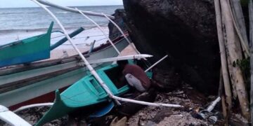 Ilang bangka sa Banton, sinira ng malalakas na alon