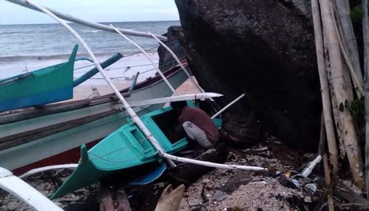 Ilang bangka sa Banton, sinira ng malalakas na alon