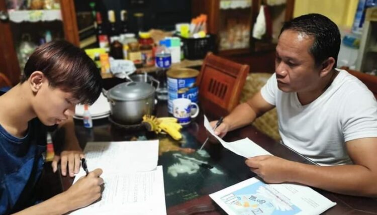 Mayor Fruelda, katulong ng anak sa kanyang module ngayong ‘new normal’