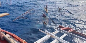 Mangingisda na nalubog ang bangka, nailigtas ng Coast Guard at PNP sa Looc