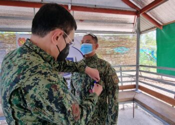 PNP Chief Eleazar personal na pinarangalan ang 13 pulis sa OccMin