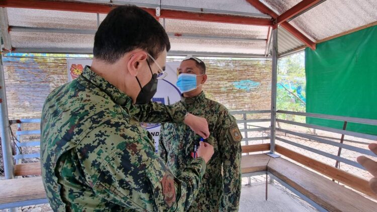 PNP Chief Eleazar personal na pinarangalan ang 13 pulis sa OccMin