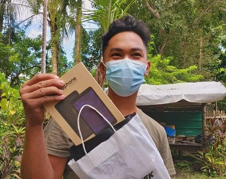 Ilang kabataan sa Odiongan, nakatanggap ng tablet mula sa Project Sagip Kabataan
