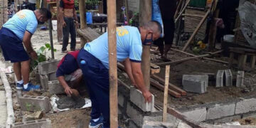 Romblon cops help build house of Worship