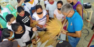 Training on tiger grass broom production held in Calatrava IP community