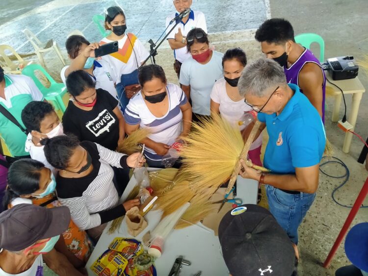 Training on tiger grass broom production held in Calatrava IP community