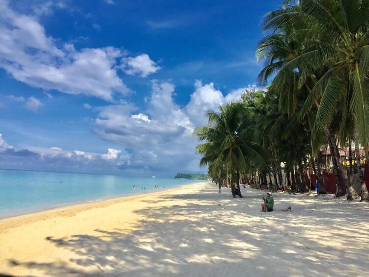 Boracay to accept fully-vaxxed tourists without negative RT-PCR