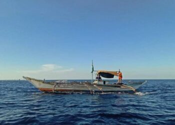 Mga sakay ng nasiraang bangka sa gitna ng dagat, nailigtas ng PCG