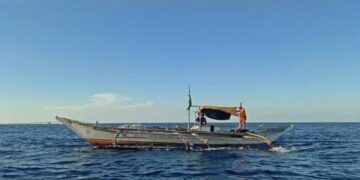 Mga sakay ng nasiraang bangka sa gitna ng dagat, nailigtas ng PCG