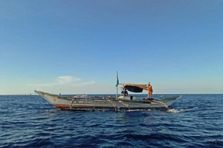 Mga sakay ng nasiraang bangka sa gitna ng dagat, nailigtas ng PCG