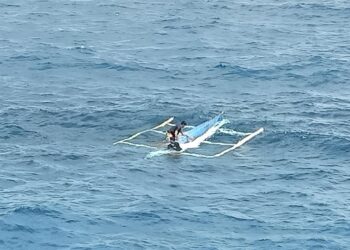2 sakay ng lumubog na bangka sa Magdiwang, nailigtas ng dumaang RORO