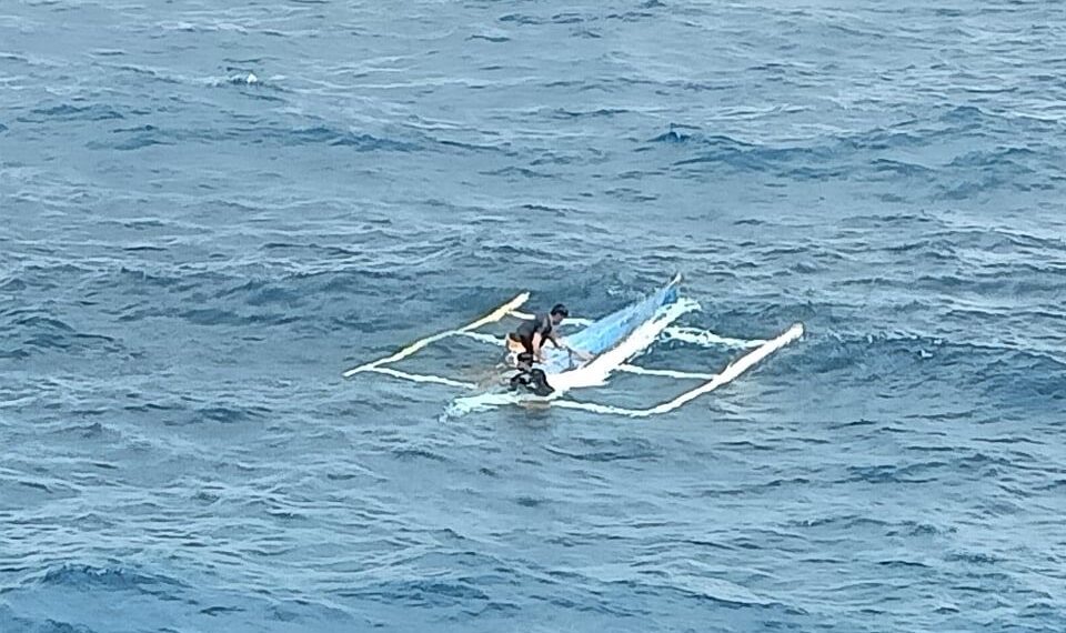2 sakay ng lumubog na bangka sa Magdiwang, nailigtas ng dumaang RORO