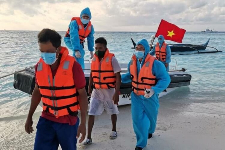 Dalawang mangingisda, nailigtas sa WPS