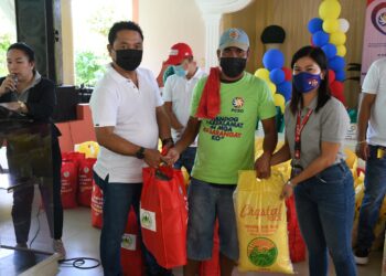 112 pamilya, tumanggap ng pamaskong grocery package mula sa PCSO, Pines Estate Gaming Corp.