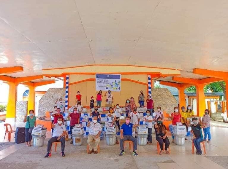 Mga negosyante sa Sibuyan, nakatanggap ng livelihood kits mula sa DTI-Romblon