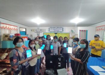 Mga paaralan sa Odiongan, tumanggap ng tablet mula sa NGO
